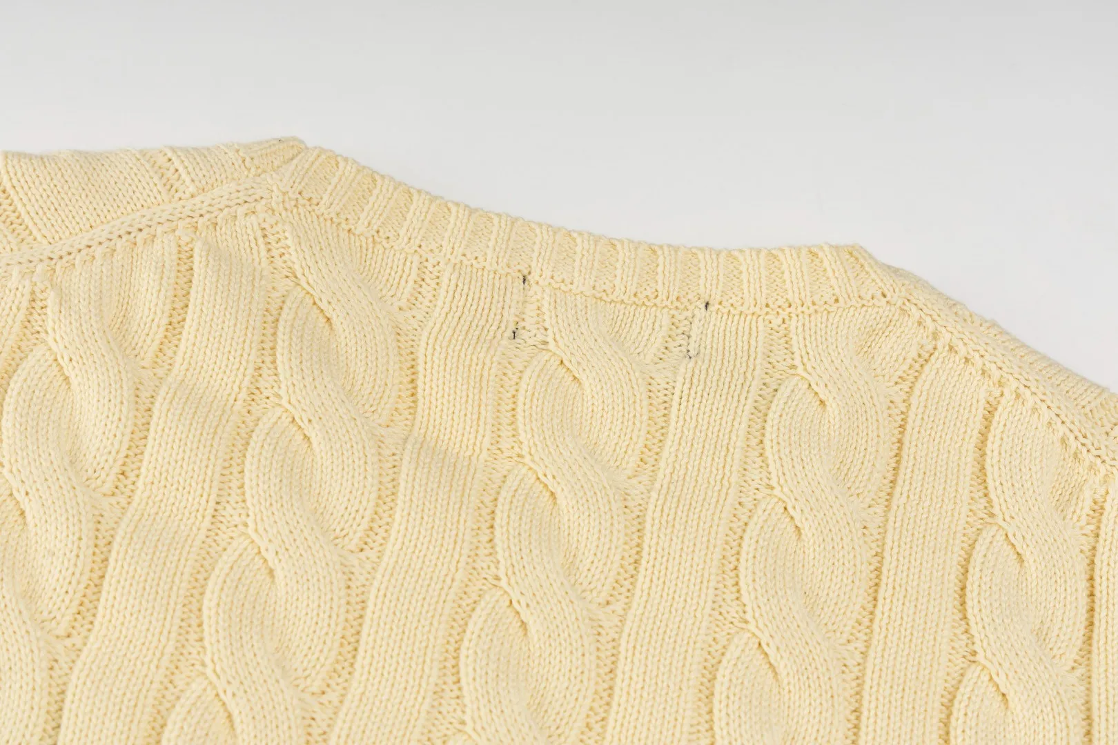 P220 #R91 RALPH LAUREN Ralph Lauren fourteen colors classic small label embroidery round neck pullover cable cardigan sweater men's top, high-density LOGO embroidery on the chest, original customization of tag accessories. Made of pure cotton yarn, pure cotton is skin-friendly and comfortable, small label war horse embroidered twist button round neck sweater 🐎 high quality, follow the blogger to learn how to wear it! Let’s buy a Ralph Lauren cable sweater. It’s a super hard-to-find series after it became popular. It’s hard to find one on the official website. It’s simple and practical to wear, with a lazy and loose feel. The thickened fabric has more texture, feels soft and delicate, and has a loose fit. Whether worn alone or layered, you can wear different styles of fashion with just one piece!   Size：XS S M L Sleeve length: 59/60/61/62/63